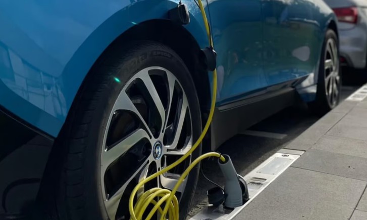 Ricarica elettrica dal marciapiede: la novità arriva dalla Germania