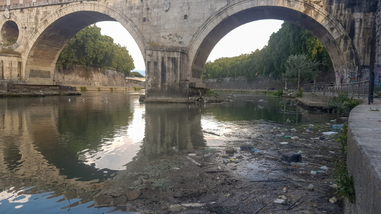 Operazione contro l’inquinamento marino: recuperati 100 chili di rifiuti dal Tevere