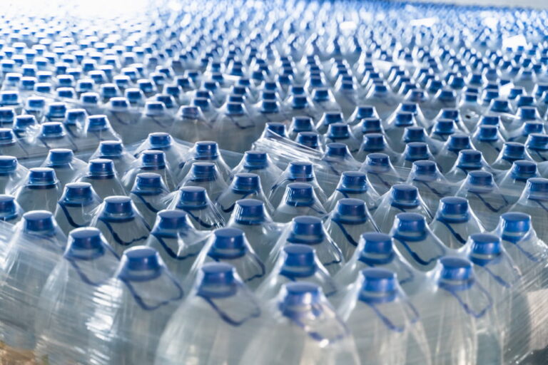 Acqua minerale e bevande: la guerra in Medio Oriente arriva sugli scaffali