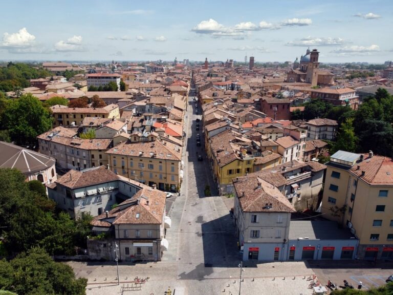 Anziani a casa, sicuri e autonomi: a Reggio Emilia la riqualificazione di 100 alloggi popolari