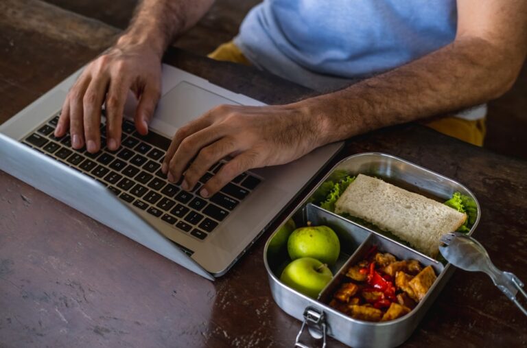 Mangiare sul posto di lavoro fa risparmiare fino a 3.630 euro l’anno