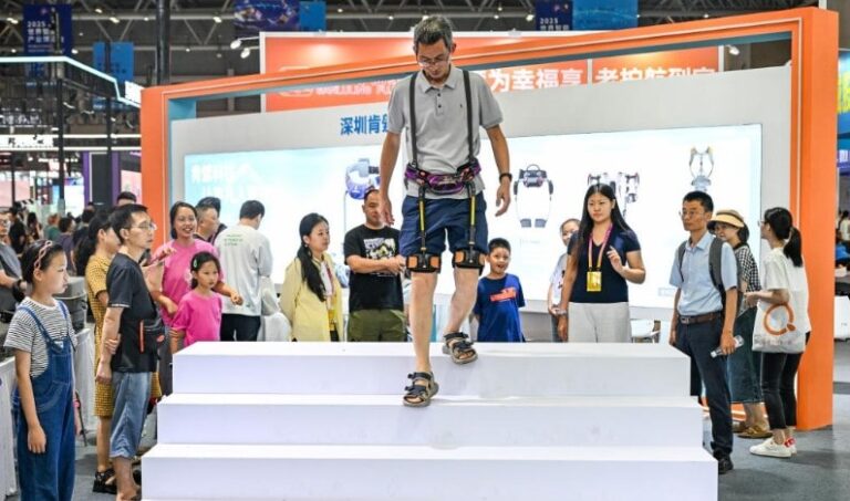Robot in aiuto dell’anzianità: in Cina tutti i protagonisti del World Smart Industry Expo