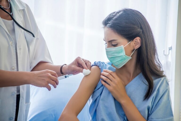 Obbligatoria la seconda dose di vaccino per gli operatori delle RSA inglesi