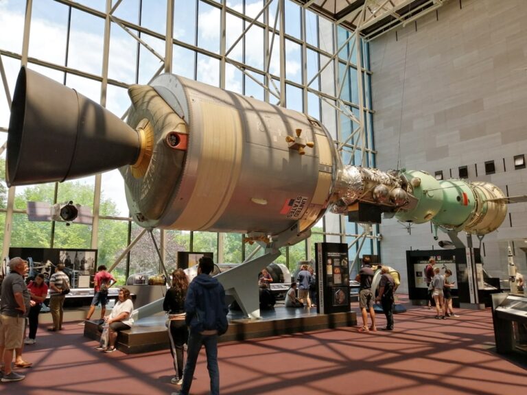 Apollo-Soyuz: 50 anni fa la stretta di mano nello spazio che fermò la Guerra Fredda