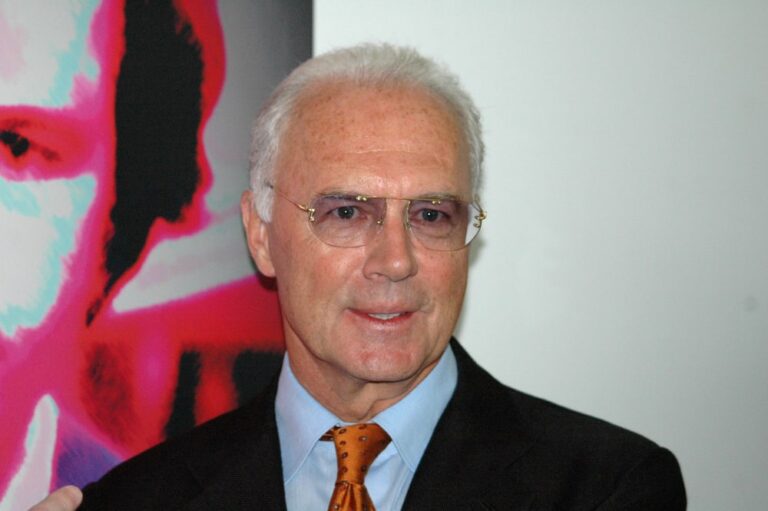 Addio a Franz Beckenbauer, la leggenda col braccio al collo