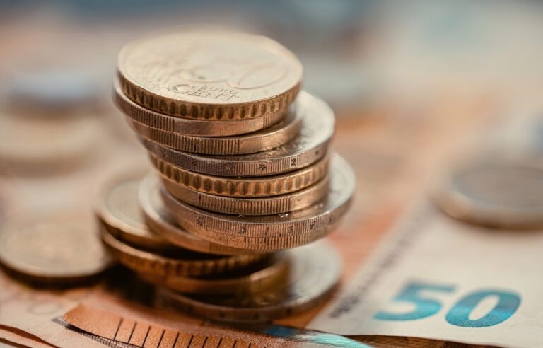 Eurobarometro, i cittadini Ue preoccupati dagli aumenti