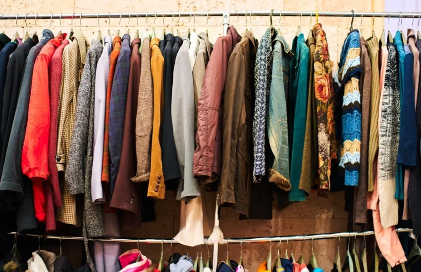 Aumenta l’acquisto di abiti usati, il trend vale miliardi di euro