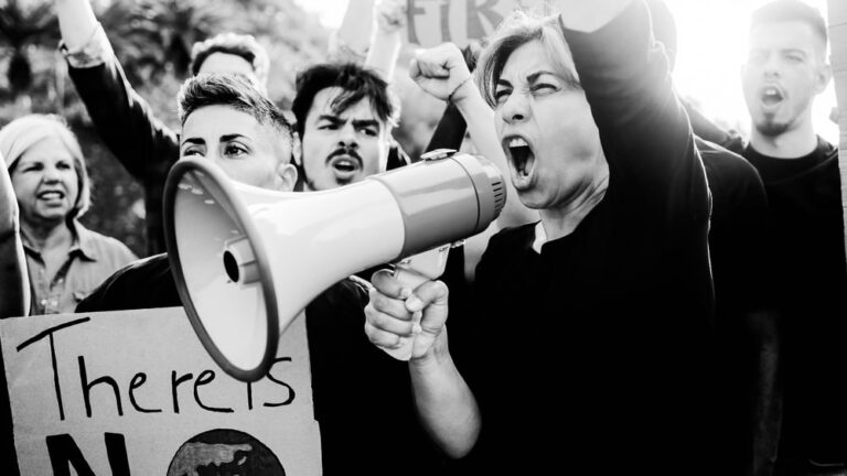 Il clima al centro, quando la protesta unisce giovani e anziani
