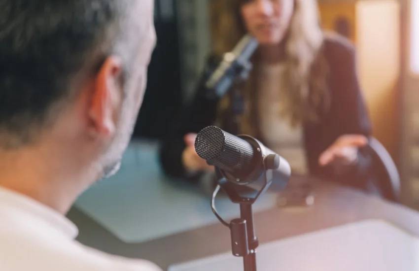 Universo podcast, ecco cosa ascoltano giovani e senior