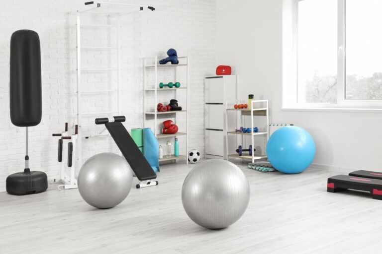 In palestra a 80 anni, quando l’esercizio fisico fa bene alla salute