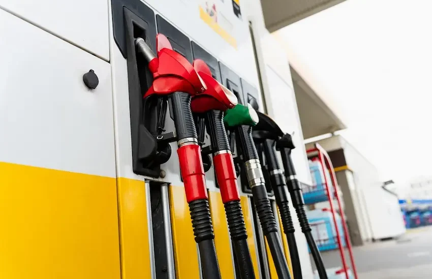 Perché fare il pieno costa più del 2008 nonostante il petrolio sia sotto i 90 dollari