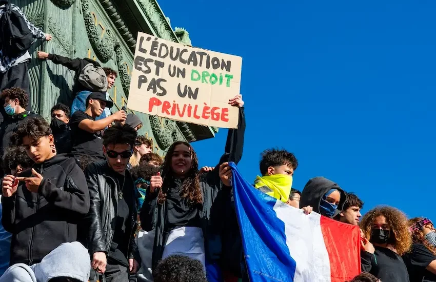 Francia allo stremo tra violenze e coprifuoco: la rabbia sociale travolge il governo Macron