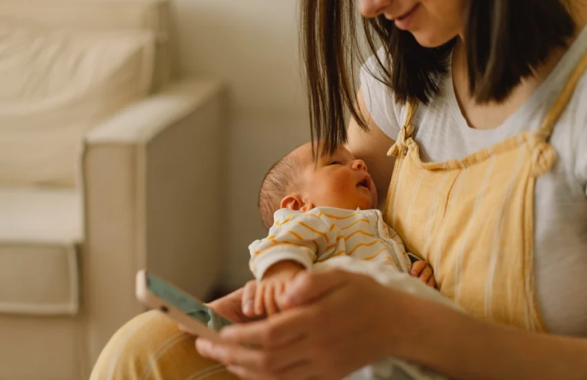 Gli effetti delle distrazioni digitali sull’interazione madre-figlio