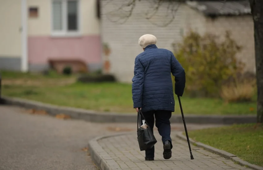 Anziani soli in Italia, l’allarme dei psicogeriatri sulla fragilità silenziosa