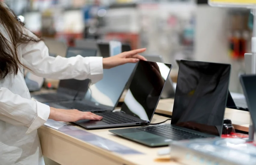 Digitale, le famiglie italiane spendono circa 15 miliardi l’anno per dispositivi