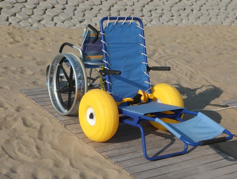 Spiagge senza barriere: il mare diventa accessibile per anziani e disabili