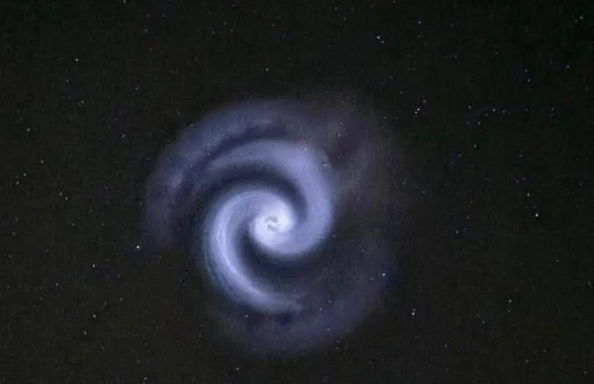 Spettacolare spirale luminosa nei cieli italiani: il fenomeno spiegato