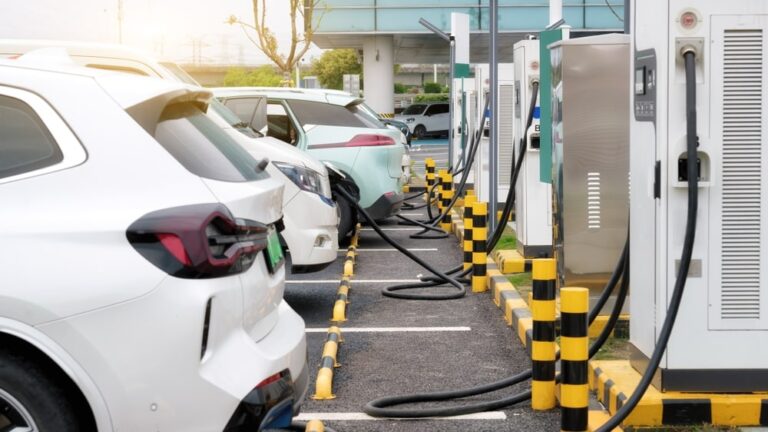 Taglio delle accise: ora un pieno di benzina costa meno di una ricarica elettrica