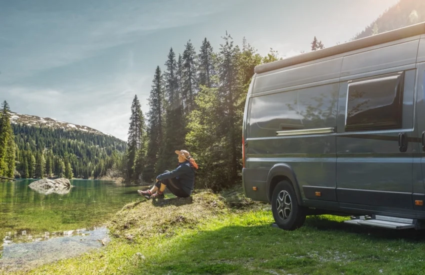 Turismo open air, l’estate 2025 da 8,5 miliardi: boom di campeggi e camperisti