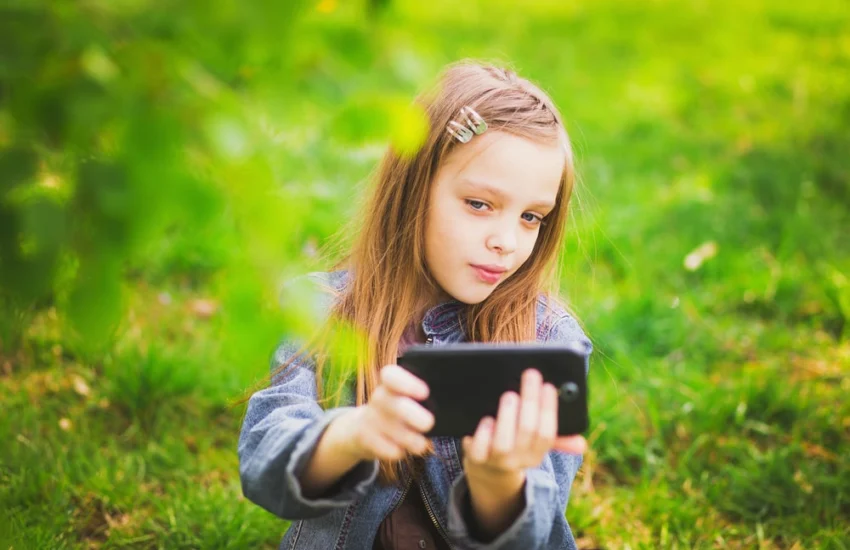 Tutela dei minori online, verso una legge per regolare l’accesso ai social