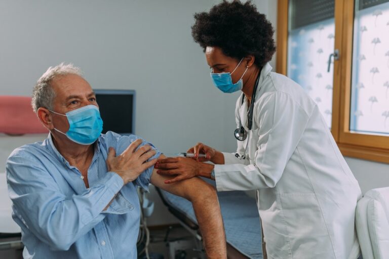 Scoperto uno dei motivi per cui i vaccini proteggono meno gli over 65