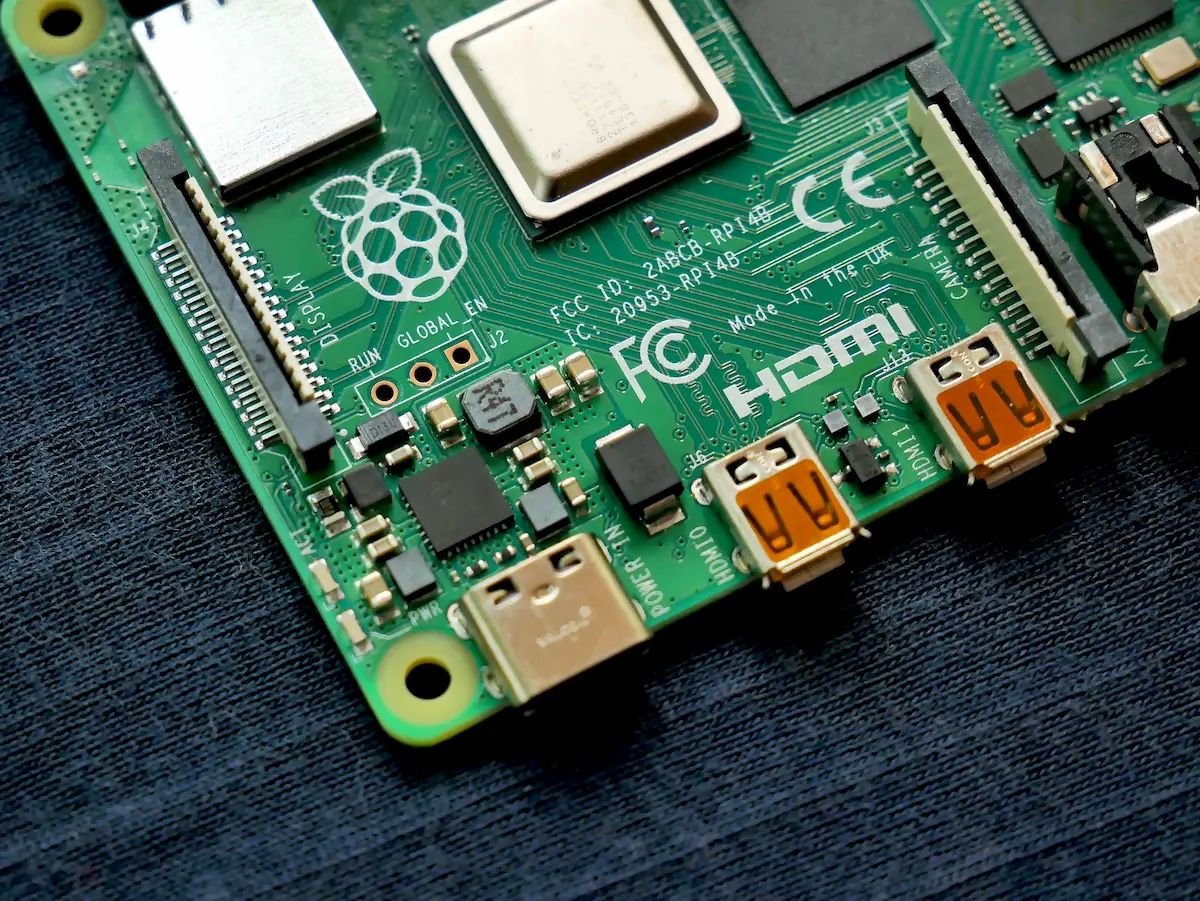Macro di una Raspberry Pi, dispositivo spesso utilizzato nella creazione di un server domestico