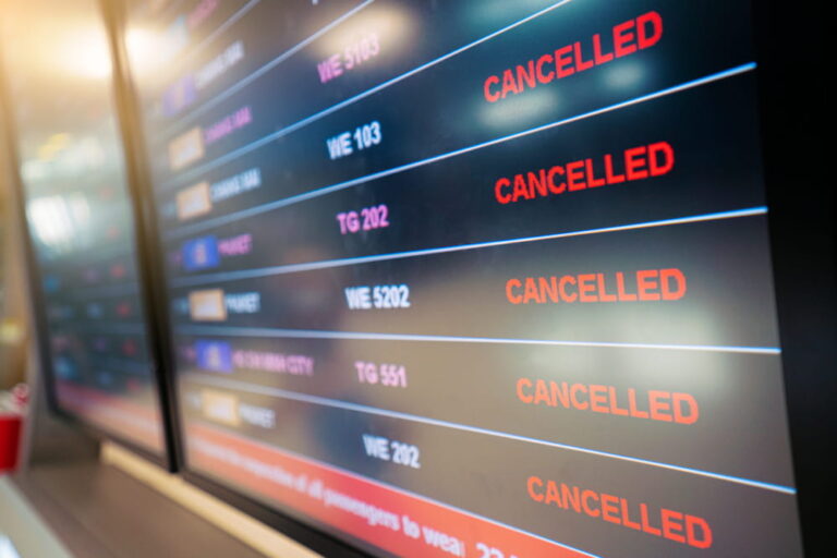 Si chiude lo spazio aereo in Medio Oriente, migliaia di voli cancellati